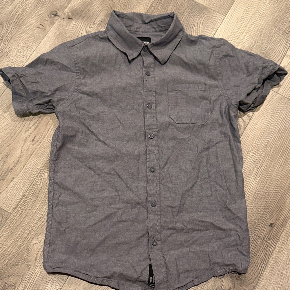 Short-Sleeve Button-Up Shirt in Charcoal Gray